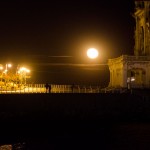 O lună superbă pe faleza din Constanța